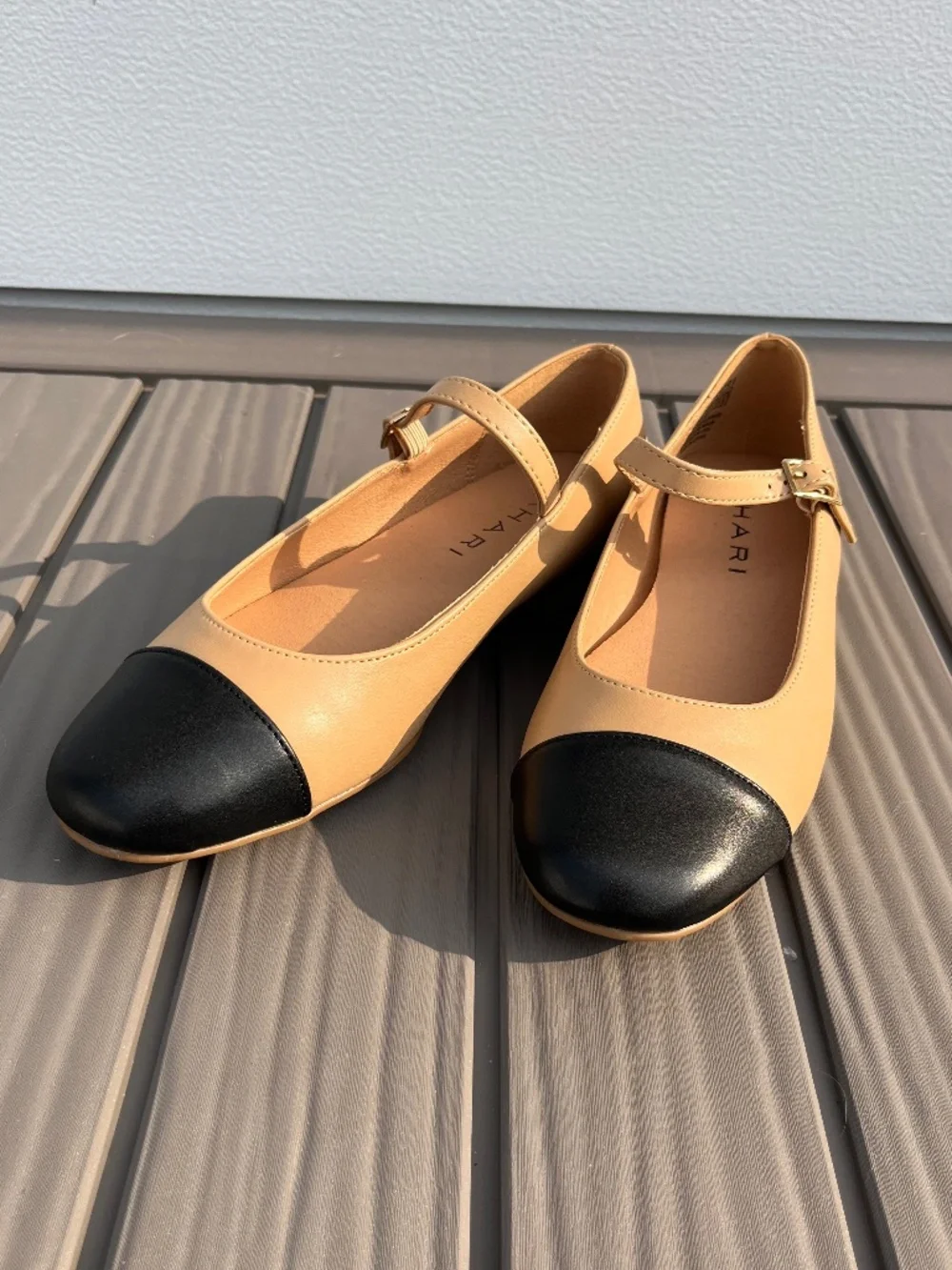 sz 6 Tahari Vegan Leather Beige & Black Cap-Toe Flats Strap Classic Versatile